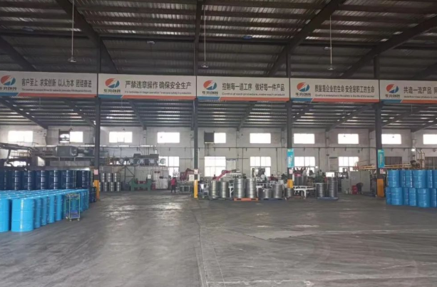 <strong>工業(yè)機器人，走進(jìn)華奕制桶生產(chǎn)車(chē)間，科技無(wú)所</strong>